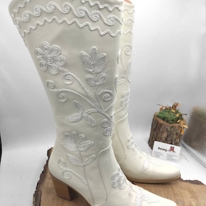 Witte leren cowboylaarzen, Suzani-laarzen, casual laarzen, voor haar, op maat gemaakt, alledaagse laarzen, handgemaakt, op bestelling gemaakt, trouwschoenen