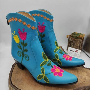 Botas vaqueras de piel turquesa hechas a mano: botines florales bordados