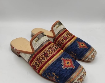 Handgefertigte Ledersandalen: Ethno Muster Pantoletten