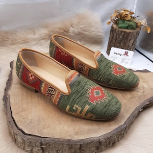 Handmade Leather Men&#39;s Flats: Ethnic Kilim Shoes