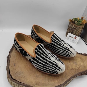 Vintage Ikat Leather Flats: Handmade Women&#39;s Sandals