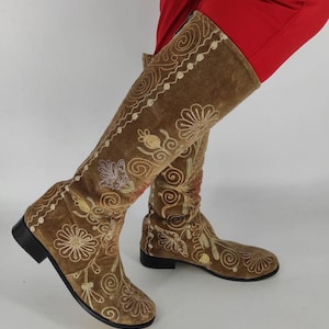Handgemaakte lederen vintage laarzen, Suzani-laarzen, lage hak, rijlaarzen, kniehoog, borduurlaarzen, comfortabele laarzen, op maat gemaakt