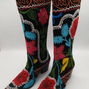 Botas vaqueras Suzani hechas a mano: botas altas de cuero con bordado floral