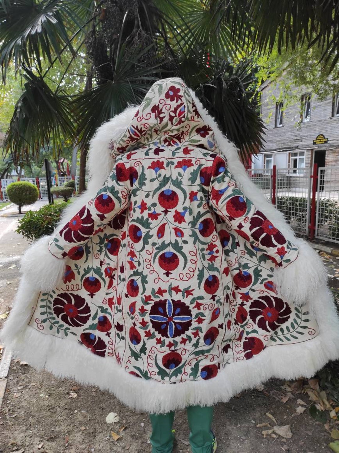 Abrigo con capucha y ribete de piel de oveja estilo suzani hecho a