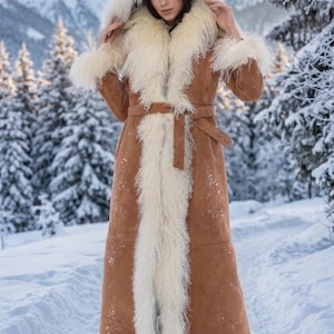 Handgemaakte jas van suède shearling: Mongoolse bontafwerking, afneembare capuchon