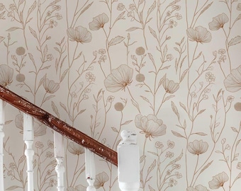 Puede incluir: Papel pintado con un patrón repetitivo de líneas de flores silvestres y tallos en un tono marrón apagado sobre un fondo blanco. El papel está aplicado en una pared junto a una escalera de madera blanca con pasamanos marrón y una mesa auxiliar blanca.