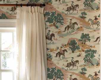 Può includere: Carta da parati con un motivo ripetuto di cowboy a cavallo in un paesaggio desertico. Il design utilizza tonalità beige, verde e rosa. Una tenda bianca è appesa vicino a una finestra e si vede una sedia di legno.