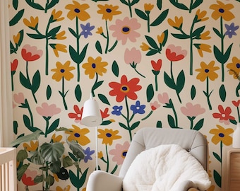 Puede incluir: Una habitación de bebé con una mecedora, una cuna y una planta. La pared está cubierta con un papel tapiz floral con fondo crema y flores de colores.