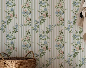 Könnte beinhalten: Eine Holzbank mit einem geflochtenen Korb darunter, vor einer Wand mit einer floralen Tapete mit rosa und blauen Blumen auf weißem Hintergrund mit grünen Streifen.