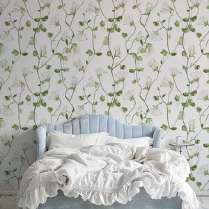 Nature-inspired wallpaper with delicate white sweet peas and green vines for a fresh look.