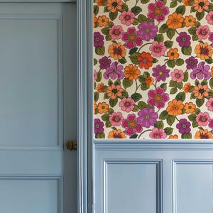 Vibrant wallpaper with a bold 70s flower pattern for an energetic home decor look.