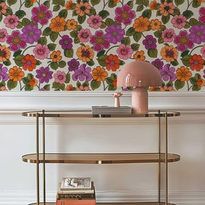 Bright and bold 70s-style floral wallpaper perfect for accent walls and vibrant rooms.