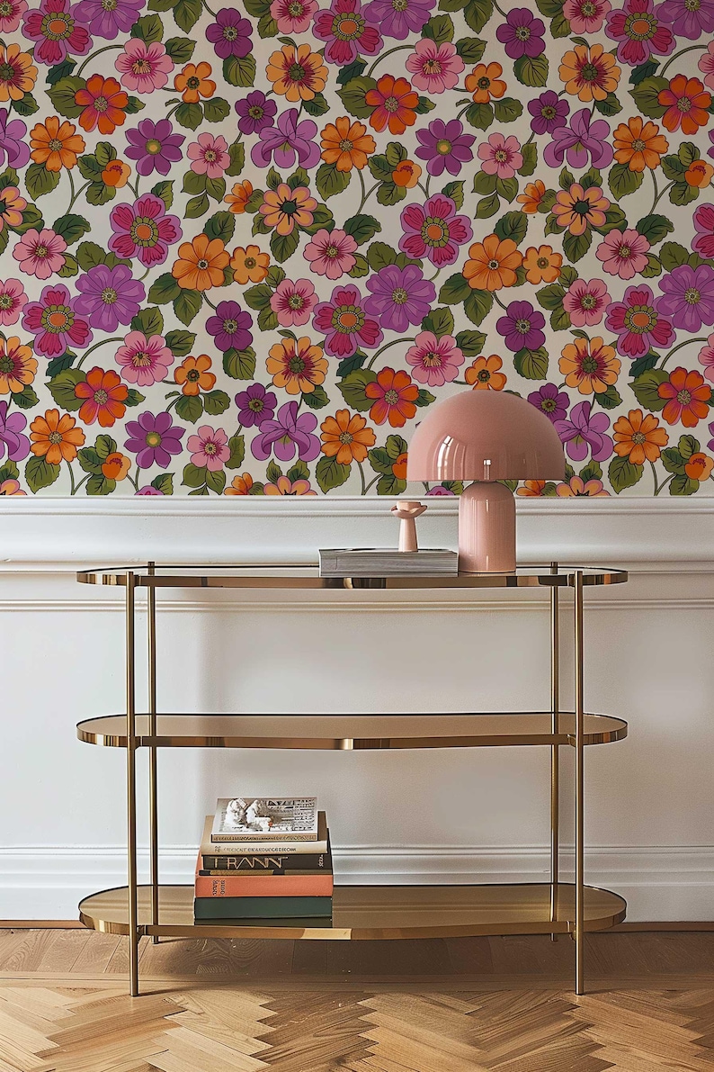 Bright and bold 70s-style floral wallpaper perfect for accent walls and vibrant rooms.