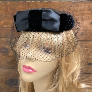 Vintage Black Velvet Fascinator with Black Netting, Velvet Bow on Front Crown, 50's Velvet Fascinator image 7