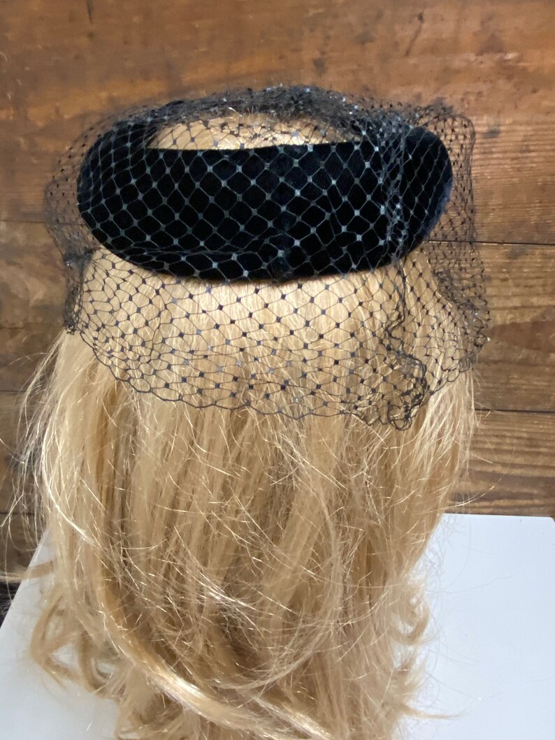 Vintage Black Velvet Fascinator with Black Netting, Velvet Bow on Front Crown, 50's Velvet Fascinator image 3