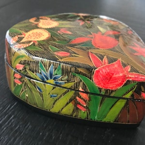 Vintage Heart Shaped Tropical Floral Paper Mache Trinket Box, 70&#39;s Floral Trinket Box, Lacquered Floral Trinket Box, Jewel Box, Keepsake Box