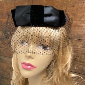 Vintage Black Velvet Fascinator with Black Netting, Velvet Bow on Front Crown, 50's Velvet Fascinator image 6