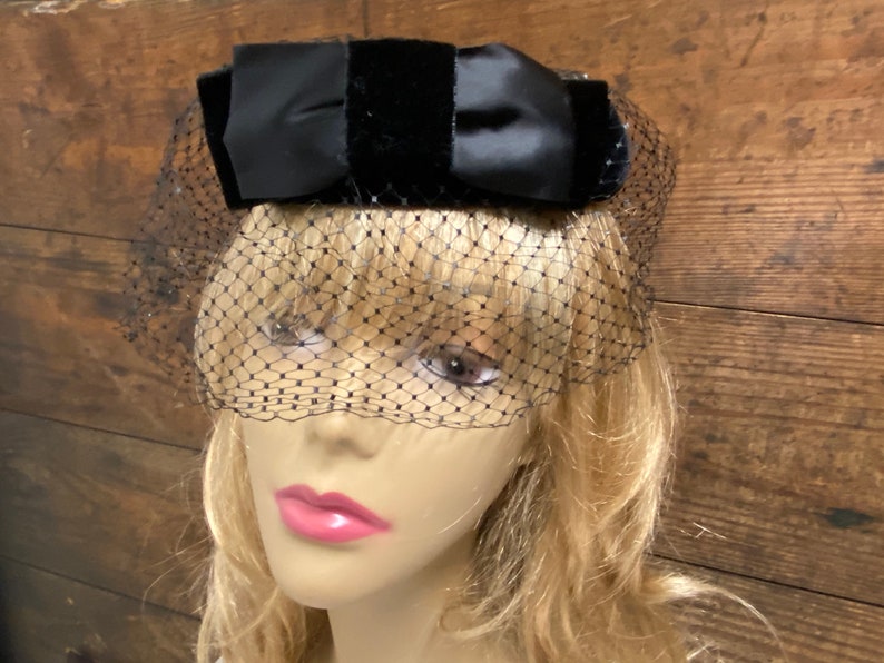 Vintage Black Velvet Fascinator with Black Netting, Velvet Bow on Front Crown, 50's Velvet Fascinator image 6