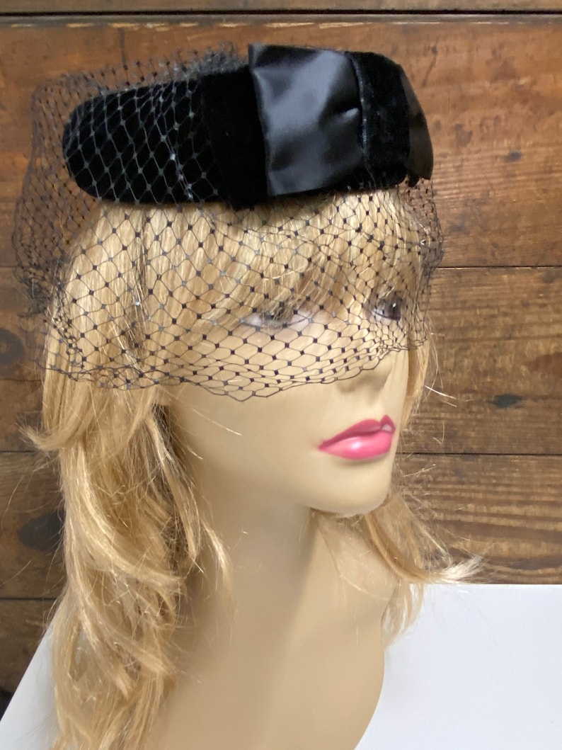 Vintage Black Velvet Fascinator with Black Netting, Velvet Bow on Front Crown, 50's Velvet Fascinator image 5