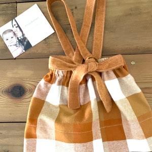 Jupe d'automne à carreaux pour fille avec bretelles réglables, tenue d'automne pour tout-petit, robe d'action de grâce à carreaux orange citrouille image 9