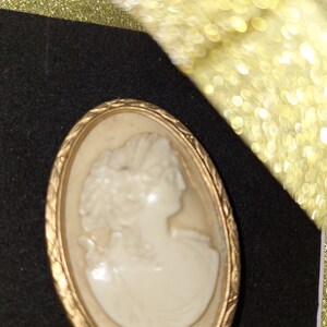 Broche Vintage Signée - Plaqué Or - Bijou De Dame élégant Et Rétro (occasion)
