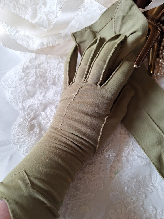 Lovely green  vintage day gloves mid century form… - image 3