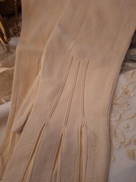 vintage Doeskin gloves creamy leather soft s… Gem