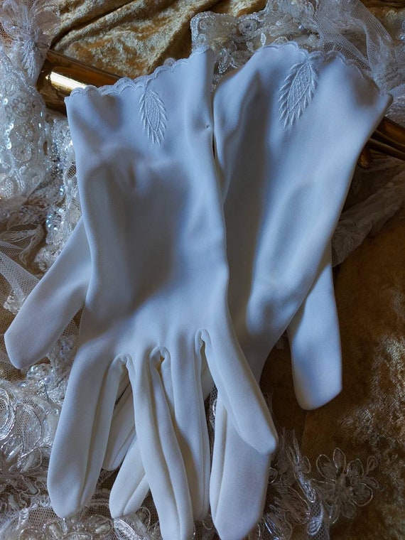 Vintage gloves white wedding or prom new old stoc… - image 6