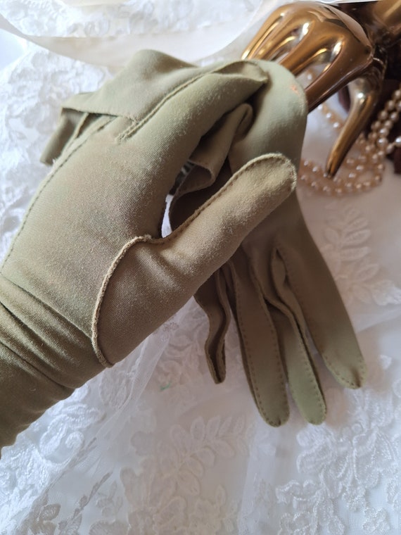 Lovely green  vintage day gloves mid century form… - image 6