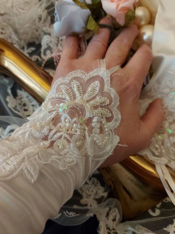 Pretty white fingerless gloves embroidered and be… - image 3