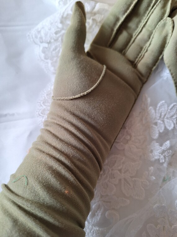 Lovely green  vintage day gloves mid century form… - image 2