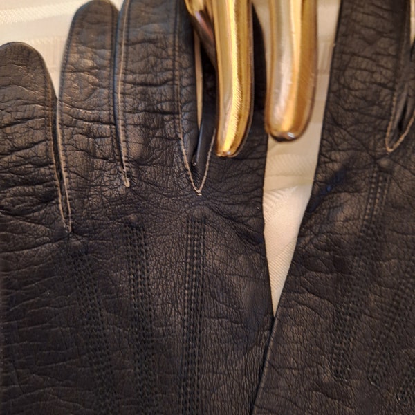 gants vintage en cuir noir des années 1950 en cuir souple fabriqués en France accessoire de scène de film tv navires dans le monde entier