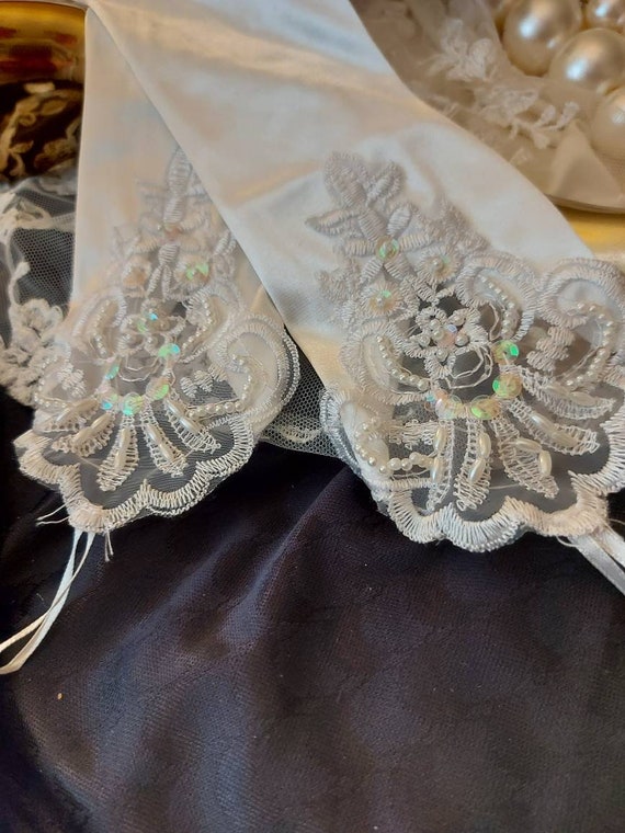 Pretty white fingerless gloves embroidered and be… - image 5