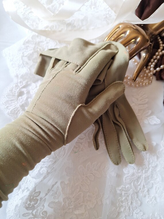 Lovely green  vintage day gloves mid century form… - image 10