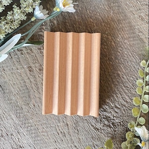 Wooden Soap Dish - Quick-Drain Minimalist Soap Holder - Extends Soap Life - Eco-Friendly Bathroom Accessory - Non-Stick Design for Bar Soaps