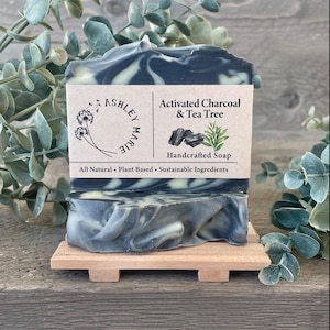 Jabón de carbón activado con árbol de té – Barra desintoxicante natural para rostro y cuerpo – Jabón artesanal para el acné – Aroma a lavanda y cedro – Hecho a mano