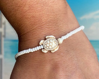 Bracciale o cavigliera a forma di tartaruga marina: perlina bianca, cordino elastico