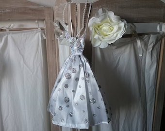 Dress scented sachet and its macarons
