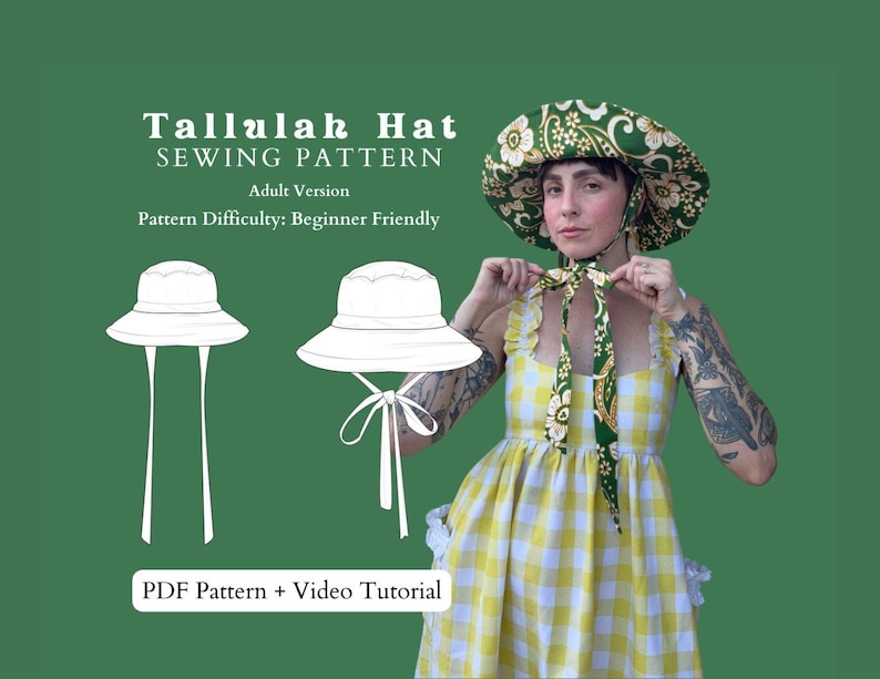 Op de afbeelding: Een groene achtergrond met de tekst "Tallulah Hat SEWING PATTERN" en illustraties van een zonnehoed. De afbeelding toont ook een persoon die een groen-witte bloemen zonnehoed en een gele gingham jurk draagt. De tekst luidt "Adult Version" en "Pattern Difficulty: Beginner Friendly."