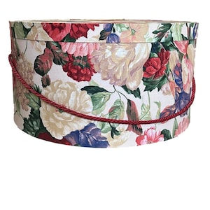 Scatola per cappelli extra large da 51 x 25 cm in tessuto floreale rosso, viola e crema.