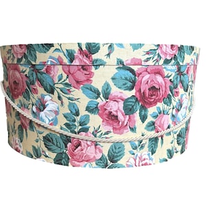 Scatola per cappelli extra large da 45x23 cm, gialla con tessuto floreale a rose rosse.