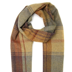 Bufanda de lana con estampado de tartán a cuadros escocés, color amarillo. Inspirada en el tartán escocés, esta bufanda de invierno de Tweed Mill es ligera y perfecta para hombres y mujeres.
