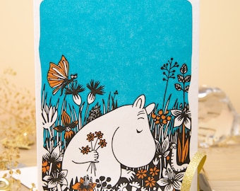 Carte de voeux Moomin avec des fleurs - Carte florale de fête des mères Moomin pour maman - Cadeau de fête des mères Moomin fabriqué au Royaume-Uni