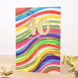 Tarjeta de cumpleaños número 40 con diseño de arcoíris: regalo de papelería con papel dorado para dama: tarjeta de cumpleaños divertida hecha en el Reino Unido para él o LGBT