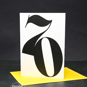 Carte d'anniversaire 70e avec polices audacieuses - Carte étape importante pour lui ou elle - Carte minimaliste pour 70 ans au design amusant et ludique