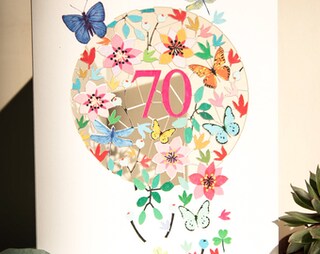 Biglietto Di Auguri 70° Compleanno Donna - Farfalle E Fiori Con Dettagli In Oro, Prodotto Nel Regno Unito, Ecologico