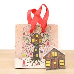 Mini sac cadeau de Noël Treehouse avec poignées - Sac papier cadeau de Noël - Sac cadeau artistique de Noël