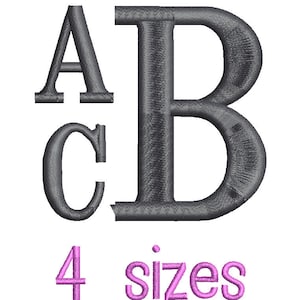 Puede incluir: Letras bordadas A, B y C en gris con una C más pequeña. Las letras están en una fuente serif. El texto "4 tamaños" está en rosa debajo de las letras.