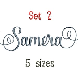 Puede incluir: Un diseño de bordado digital del nombre "Samera" en una fuente cursiva con un remolino al principio y al final del nombre. El texto "Set 2" está en rojo sobre el nombre y "5 tamaños" está en gris debajo del nombre.