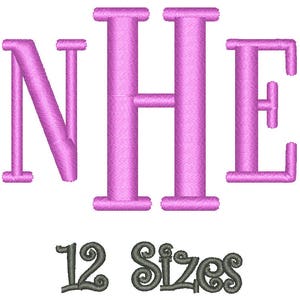 Peut inclure: Lettres brodées en rose "NHE" en style monogramme, dans une police simple. Les lettres sont en style bloc avec un petit espace entre chaque lettre. Le texte "12 tailles" est sous les lettres en police cursive grise.